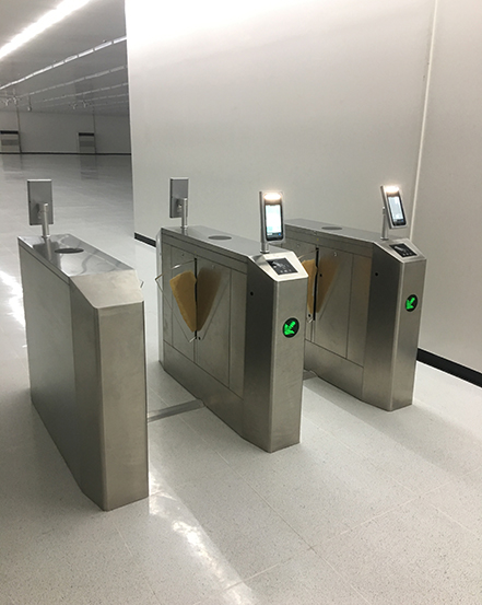 The channel adopts a combination of a seven inch facial recognition machine and a gate channel. Through facial recognition, it enters the factory. Each channel can pass through more than 45 people per minute, effectively preventing outsiders from entering the workshop and disrupting production order